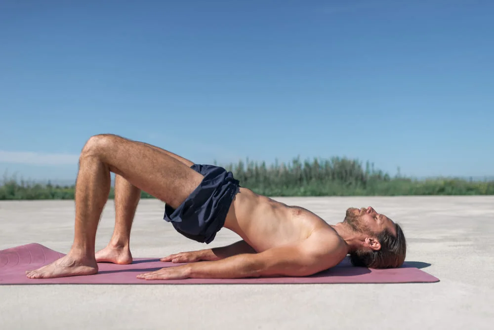 Barbat practicand exercitii Kegel Barbat practicand exercitii Kegel