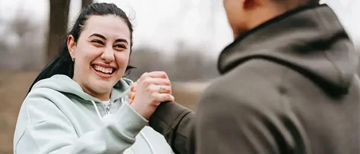 Fata bucuroasa ce da palma cu instructorul de sport Fata bucuroasa ce da palma cu instructorul de sport
