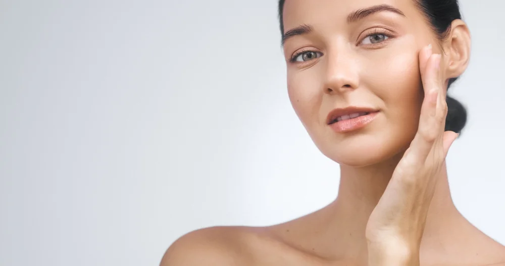 Acid hialuronic, ceramide sau glicerina? Ce alegi pentru hidratarea pielii tale