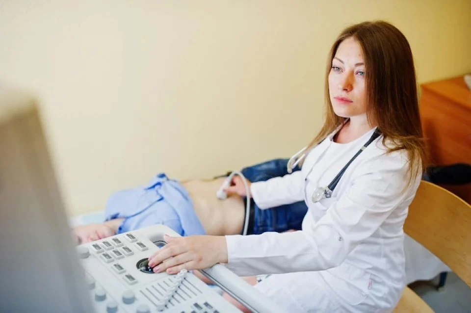medic ii face ecografie abdominala unei paciente medic ii face ecografie abdominala unei paciente
