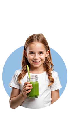 Fetita zambind cu un smoothie in mana