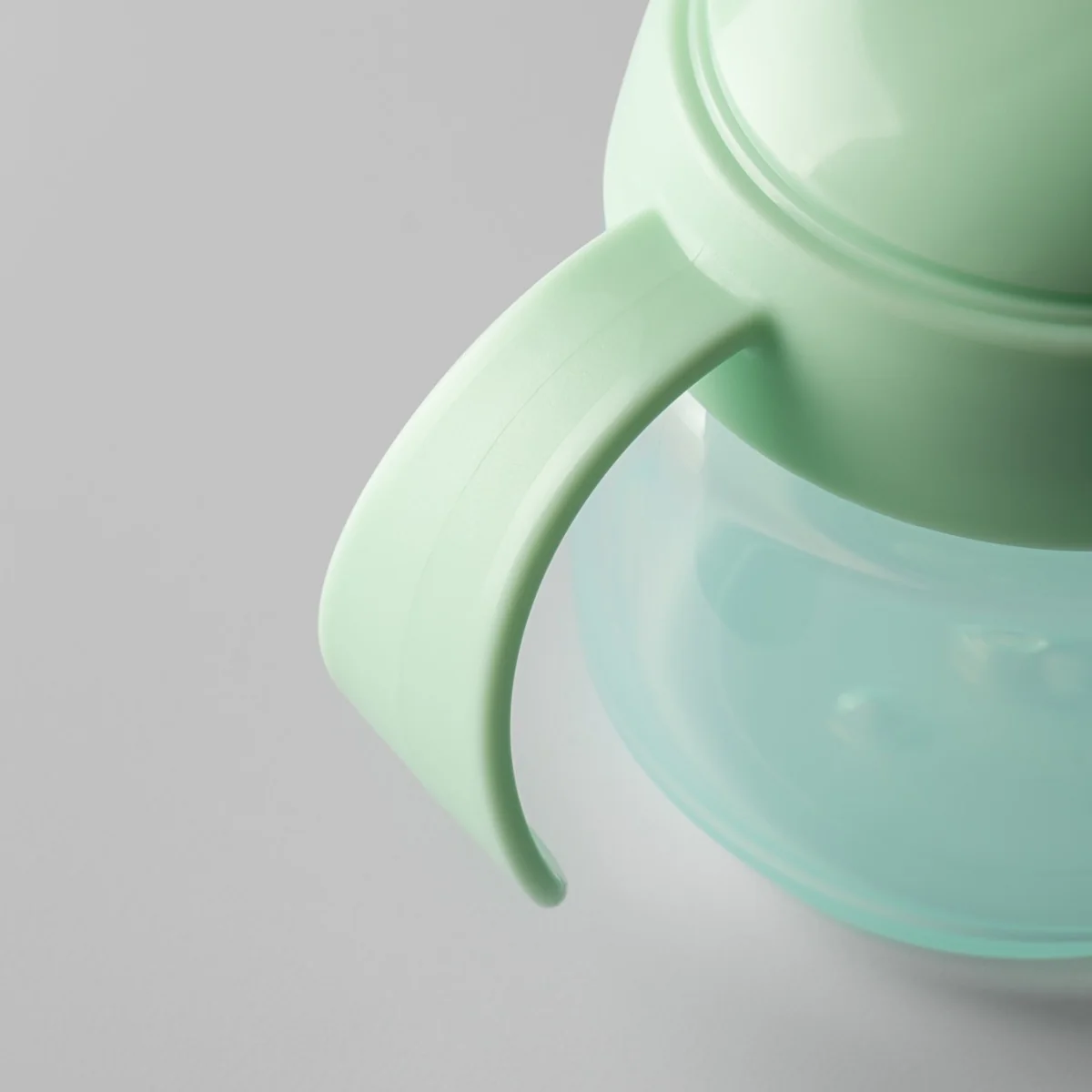 Cana  Starter Spout antiscurgere pentru 4 luni + cu cioc rezistent la muscaturi si manere usor de prins, 150ml, Tommee Tippee