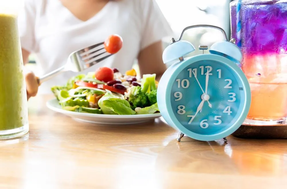Post intermitent (intermittent fasting): reguli, riscuri, beneficii