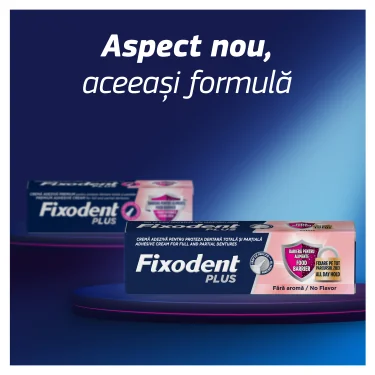 Doua cutii de Fixodent Complete, crema adeziva pentru proteze dentare, pe un fundal albastru cu sloganul "Aspect nou, aceeasi formula". Doua cutii de Fixodent Complete, crema adeziva pentru proteze dentare, pe un fundal albastru cu sloganul "Aspect nou, aceeasi formula".