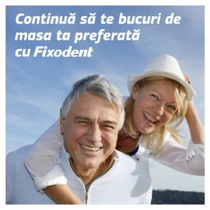 Cuplu zambitor, femeia pe spatele barbatului, pe un fundal albastru, cu textul promotional pentru Fixodent. Cuplu zambitor, femeia pe spatele barbatului, pe un fundal albastru, cu textul promotional pentru Fixodent.